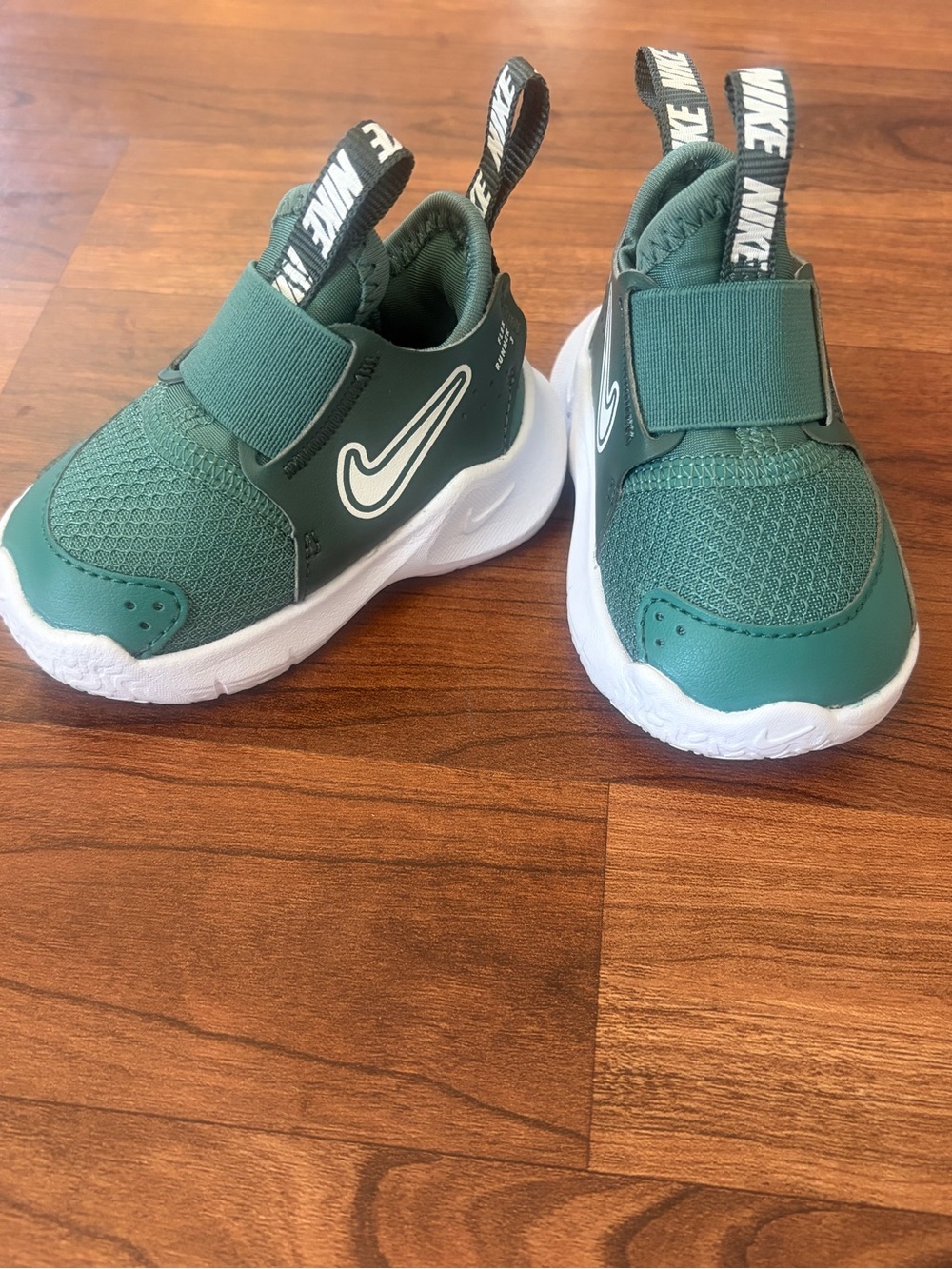 Nike Toddler Green Elastic Strap Sneakers with White Swoosh